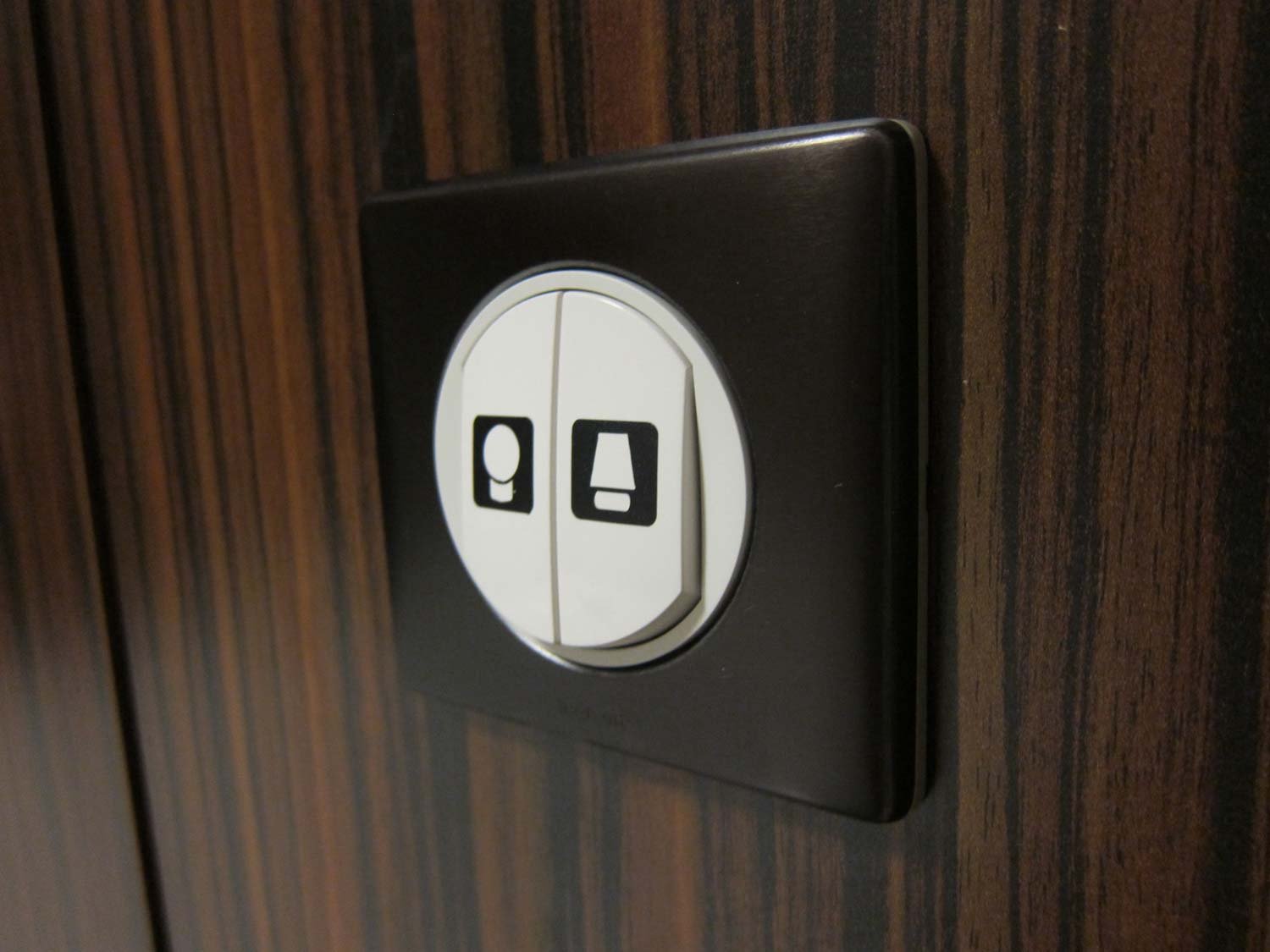 IMG_2448 Adhésif sur interrupteur villa sully