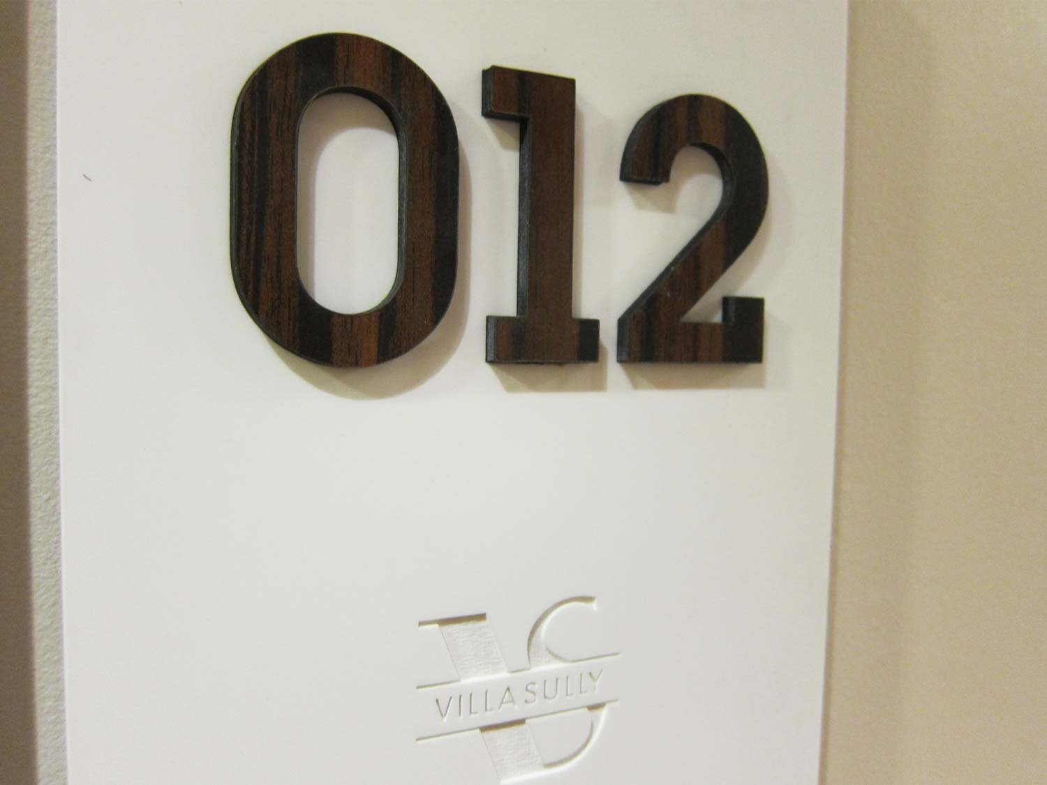 IMG_2460 Signalétique bois villa sully